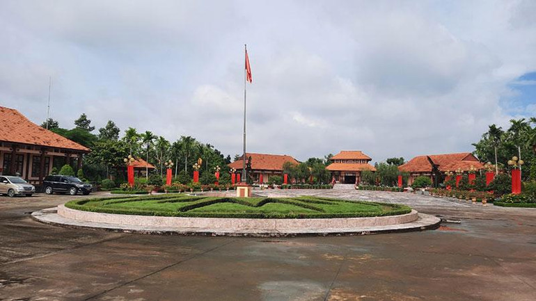 Khuôn viên Khu lưu niệm Giáo sư, Viện sĩ Trần Đại Nghĩa, xã Tường Lộc, huyện Tam Bình, tỉnh Vĩnh Long. (Ảnh: BÁ DŨNG)