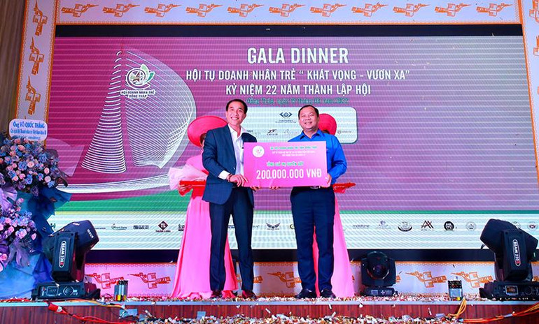 Hội Doanh nhân trẻ tỉnh Đồng Tháp trao bảng tượng trưng quỹ từ thiện hỗ trợ trẻ em có hoàn cảnh khó khăn mất người thân do Covid-19 cho Tỉnh đoàn Đồng Tháp. Hội Doanh nhân trẻ tỉnh Đồng Tháp trao bảng tượng trưng quỹ từ thiện hỗ trợ trẻ em có hoàn cảnh khó khăn mất người thân do Covid-19 cho Tỉnh đoàn Đồng Tháp.