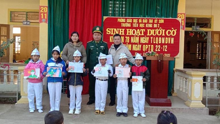 Tuyên dương các cháu có tác phẩm vẽ xuất sắc về các chú bộ đội.