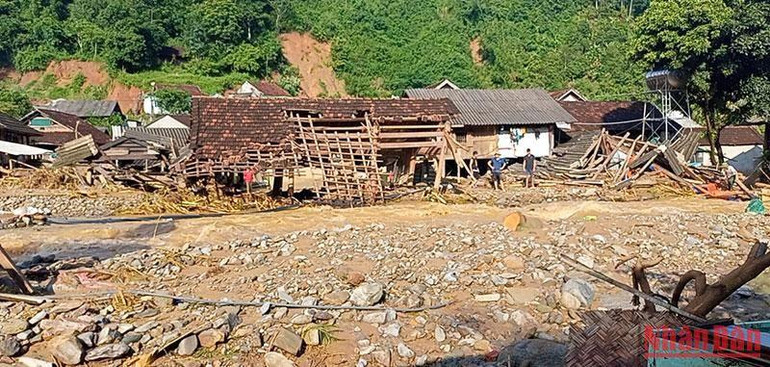 Nhà hai người con bà Ngân Thị Tâm (71 tuổi), bản Hòa Sơn, xã Tà Cạ lũ trôi hết, chỉ kịp chạy thoát thân.