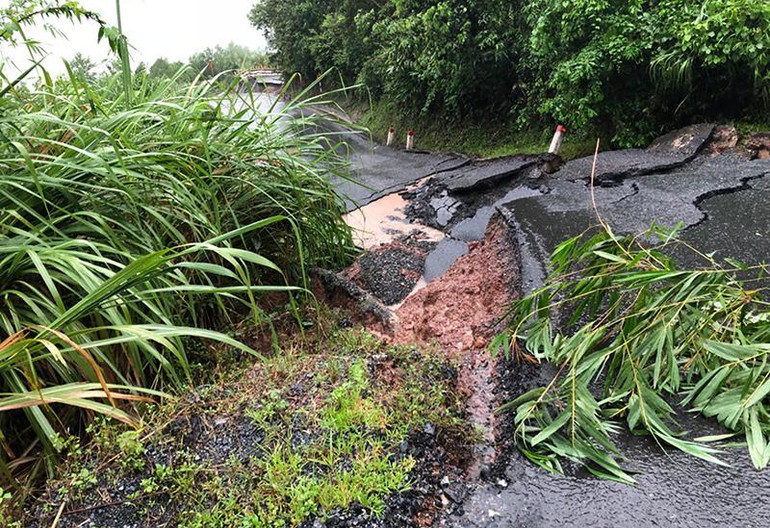 Sạt lở núi gây sụt lún Quốc lộ 15D chưa có dấu hiệu dừng lại.