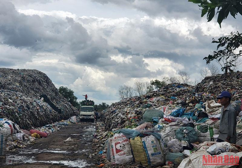 Bãi rác huyện Càng Long, tỉnh Trà Vinh luôn đặc quánh mùi hôi vì lượng rác cao như núi.