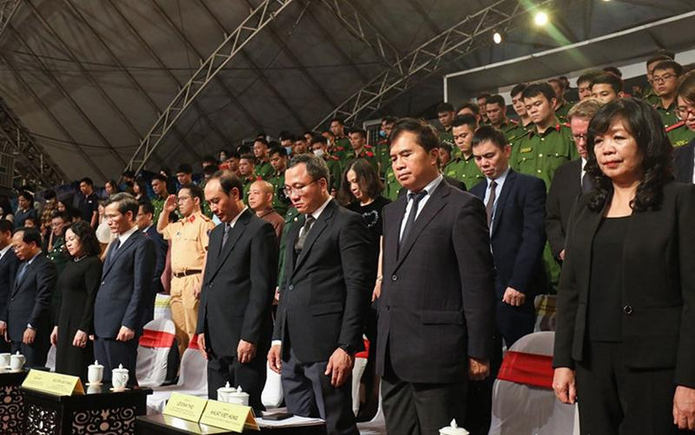 Các đại biểu tưởng niệm nạn nhân tai nạn giao thông.