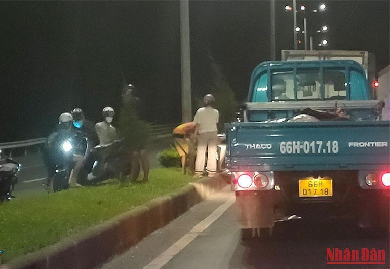 Lúc 22 giờ 50 phút, nhiều xe ô-tô chờ qua cầu, trong khi xe gắn máy không lên được cầu, phải quay về hướng thành phố Cần Thơ. (Ảnh: HỮU NGHĨA) Lúc 22 giờ 50 phút, nhiều xe ô-tô chờ qua cầu, trong khi xe gắn máy không lên được cầu, phải quay về hướng thành phố Cần Thơ. (Ảnh: HỮU NGHĨA)