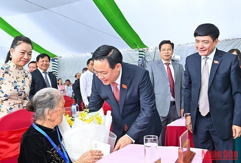 Chủ tịch Quốc hội Vương Đình Huệ thăm hỏi, tặng quà Mẹ Việt Nam Anh hùng Nguyễn Thị Ngừng.