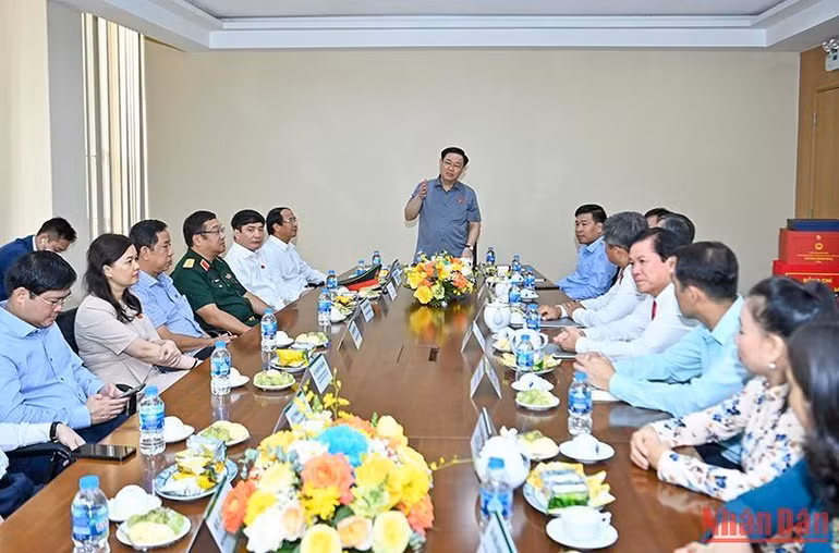 Chủ tịch Quốc hội Vương Đình Huệ phát biểu tại buổi làm việc. Chủ tịch Quốc hội Vương Đình Huệ phát biểu tại buổi làm việc.