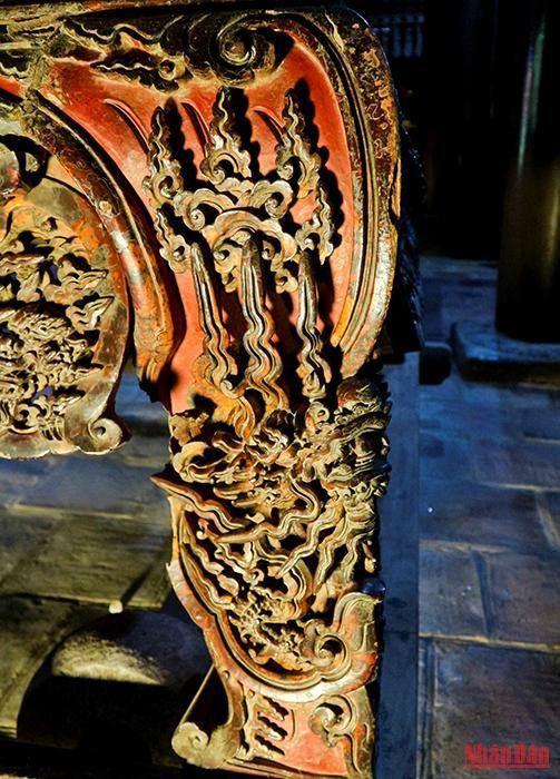 Chân hương án được đục chạm công phu.