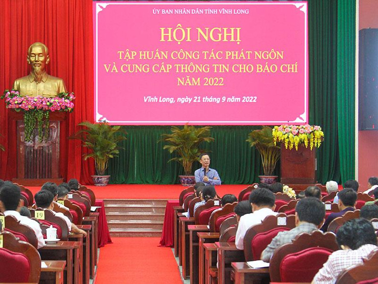 Nhà báo, tiến sĩ Nguyễn Văn Hiếu - Phó Cục trưởng Cục Báo chí, Bộ Thông tin và Truyền thông thông tin các kỹ năng cho người phát ngôn. (Ảnh: BÁ DŨNG)