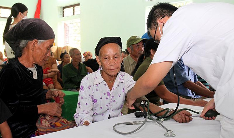 Bản Thạch Sơn (Thạch Ngàn) hiện có trên 100 hộ bà con dân tộc thiểu số, trong đó có 42 hộ tộc người Đan Lai. Hiện nay, đời sống kinh tế-xã hội của người dân bản đang hết sức khó khăn, với hơn 90% là hộ nghèo. Người dân không có nhiều điều kiện chăm sóc sức khỏe cho bản thân. Đặc biệt, giao thông cách trở, người dân nơi đây càng khó tiếp cận các dịch vụ khám chữa bệnh, chăm sóc sức khỏe. Thông qua chương trình khám chữa bệnh nhân đạo, cấp thuốc miễn phí này, các thầy thuốc mong muốn được sẻ chia những khó khăn, tạo điều kiện cho dân bản được chăm sóc, bảo vệ sức khỏe tốt hơn.