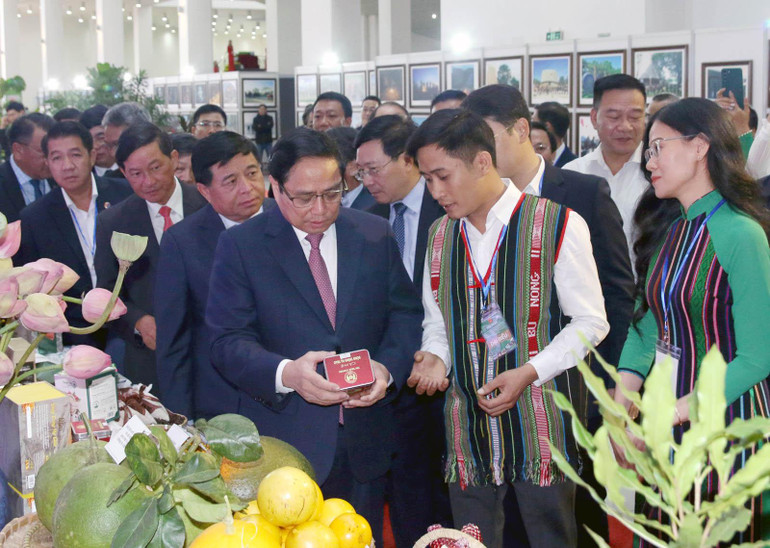 Thủ tướng Phạm Minh Chính và đại biểu thăm gian hàng triển lãm nông sản vùng.