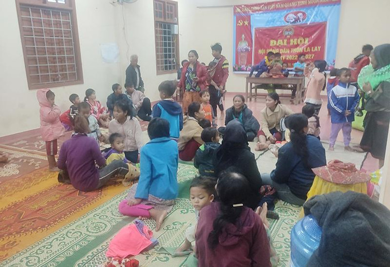 Người dân sống khu vực dưới chân núi bị sạt lở được đưa đến tạm trú ở điểm an toàn.