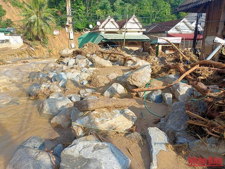 Suối Huồi Giảng tan hoang do lũ quét để lại.