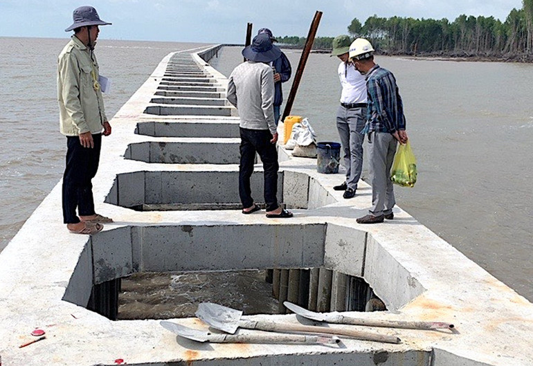 Khu vực nạn nhân Lê Đình Tiến Dũng khảo sát kè biển và vị trí sóng dữ đánh văng xuống biển.