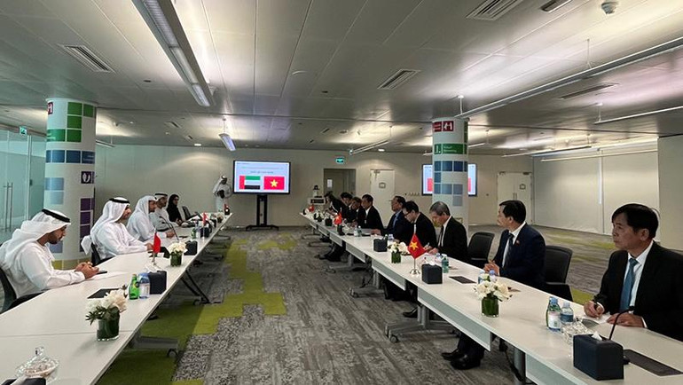 Thượng tướng, Phó Chủ tịch Quốc hội Trần Quang Phương tiếp Lãnh đạo Cơ quan quản lý và điều hành Chính phủ điện tử UAE. Thượng tướng, Phó Chủ tịch Quốc hội Trần Quang Phương tiếp Lãnh đạo Cơ quan quản lý và điều hành Chính phủ điện tử UAE.