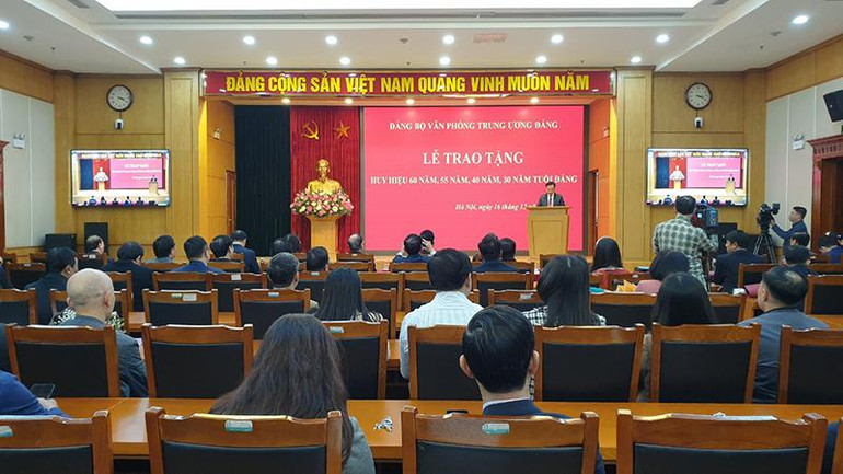 Quang cảnh Lễ trao Huy hiệu Đảng.
