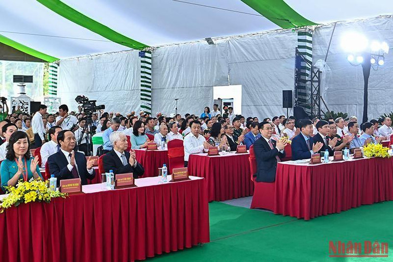 Các đại biểu dự Lễ công bố thành lập thị xã Chơn Thành.