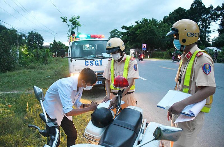 Cảnh sát Giao thông tỉnh Trà Vinh tuần tra, kiểm soát an toàn giao thông.