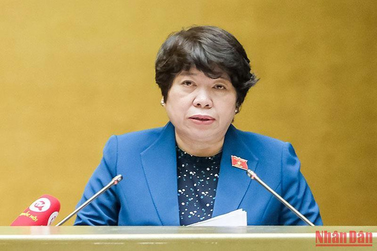 Chủ nhiệm Ủy ban Xã hội của Quốc hội Nguyễn Thúy Anh trình bày Báo cáo một số vấn đề lớn về tiếp thu, giải trình và chỉnh lý dự thảo Luật Phòng, chống bạo lực gia đình (sửa đổi). (Ảnh: Duy Linh)