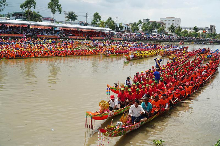 Quang cảnh Lễ khai mạc Giải đua ghe ngo khu vực đồng bằng sông Cửu Long lần V-2022.