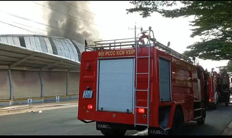 Phương tiện chữa cháy tại các khu công nghiệp tham gia chữa cháy.