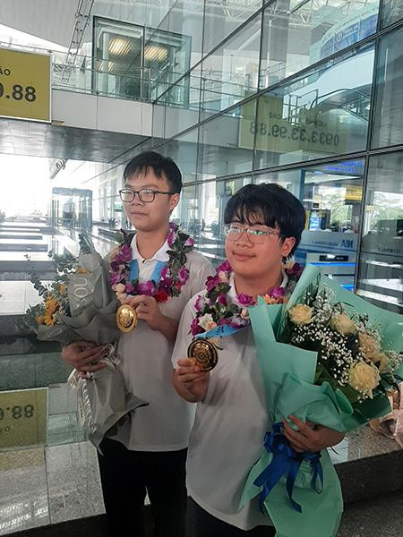 Hai học sinh: Ngô Quý Đăng và Phạm Việt Hưng, Trường THPT chuyên Khoa học Tự nhiên, thuộc Trường đại học Khoa học Tự nhiên (Đại học Quốc gia Hà Nội) đoạt Huy chương Vàng. Hai học sinh: Ngô Quý Đăng và Phạm Việt Hưng, Trường THPT chuyên Khoa học Tự nhiên, thuộc Trường đại học Khoa học Tự nhiên (Đại học Quốc gia Hà Nội) đoạt Huy chương Vàng.