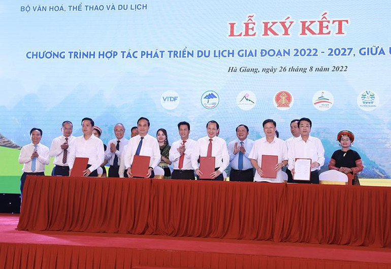 Lãnh đạo các tỉnh Việt Bắc ký kết chương trình hợp tác phát triển du lịch giai đoạn 2022-2027. Lãnh đạo các tỉnh Việt Bắc ký kết chương trình hợp tác phát triển du lịch giai đoạn 2022-2027.