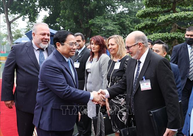 Thủ tướng nước Cộng hòa Cuba Manuel Marrero Cruz giới thiệu với Thủ tướng Phạm Minh Chính thành viên Đoàn Cuba. (Ảnh: Dương Giang-TTXVN)