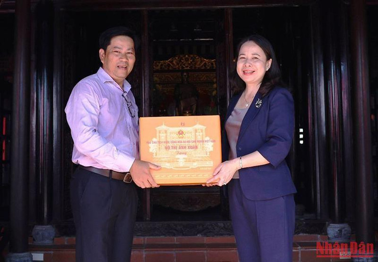 Phó Chủ tịch nước Võ Thị Ánh Xuân tặng quà cho huyện Phú Lộc.