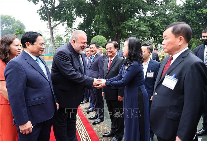 Thủ tướng Phạm Minh Chính giới thiệu với Thủ tướng nước Cộng hòa Cuba Manuel Marrero Cruz thành viên Đoàn Việt Nam. (Ảnh: Dương Giang-TTXVN)
