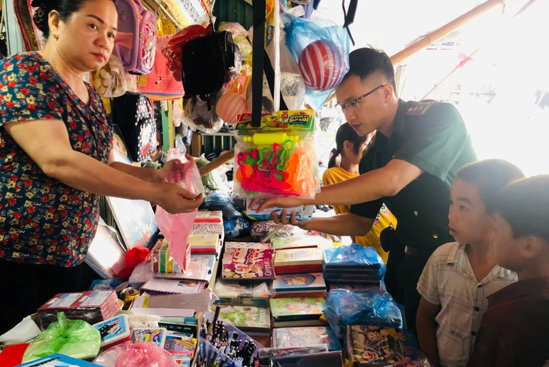 Cán bộ, chiến sĩ Đồn Biên phòng Thị Hoa đưa các cháu đi mua đồ dùng học tập chuẩn bị bước vào năm học mới.