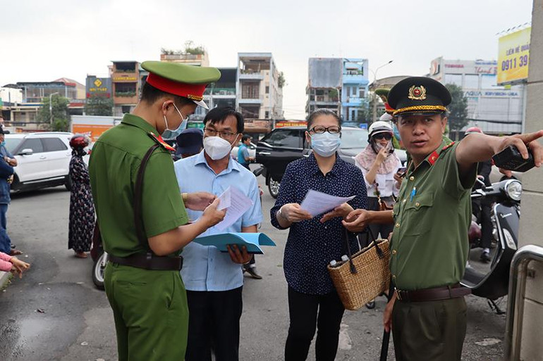 Kiểm tra giấy tờ những người liên quan đến tham dự phiên xét xử.
