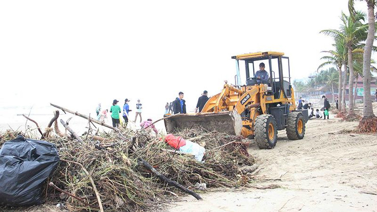 Máy móc được sử dụng hỗ trợ dọn rác.