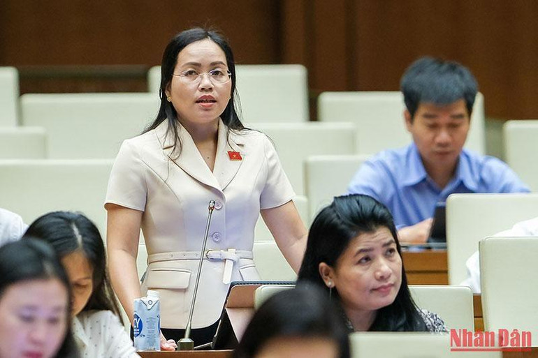Đại biểu Hồ Thị Kim Ngân phát biểu ý kiến thảo luận. (Ảnh: Duy Linh)