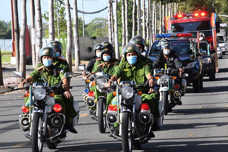 Cảnh sát Cơ động tỉnh Trà Vinh diễu hành trên các tuyến đường nội ô thành phố Trà Vinh.