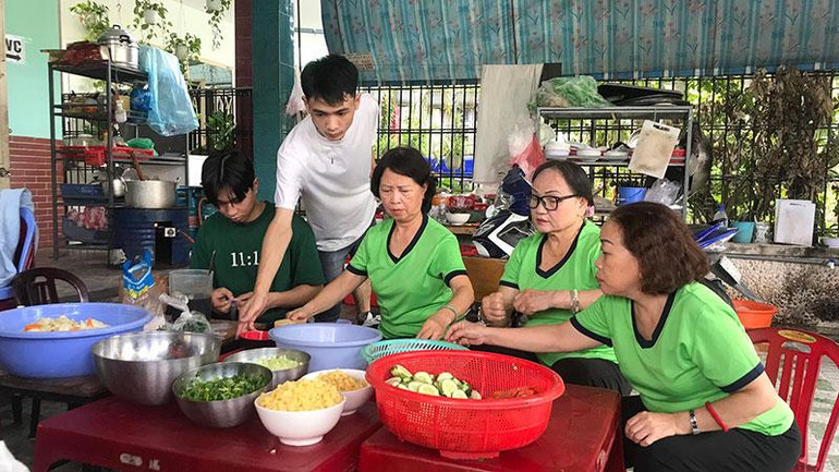 Cùng nhau chuẩn bị các suất cơm.