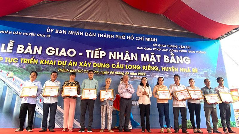 10 hộ dân thuộc dự án, tích cực bàn giao mặt bằng thi công công trình cầu Long Kiểng được Chủ tịch Ủy ban nhân dân huyện Nhà Bè tặng Giấy khen.