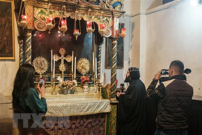 Các phóng viên Palestine tác nghiệp tại Nhà thờ Giáng sinh ở Bethlehem. (Ảnh: Quang Minh/TTXVN) Các phóng viên Palestine tác nghiệp tại Nhà thờ Giáng sinh ở Bethlehem. (Ảnh: Quang Minh/TTXVN)