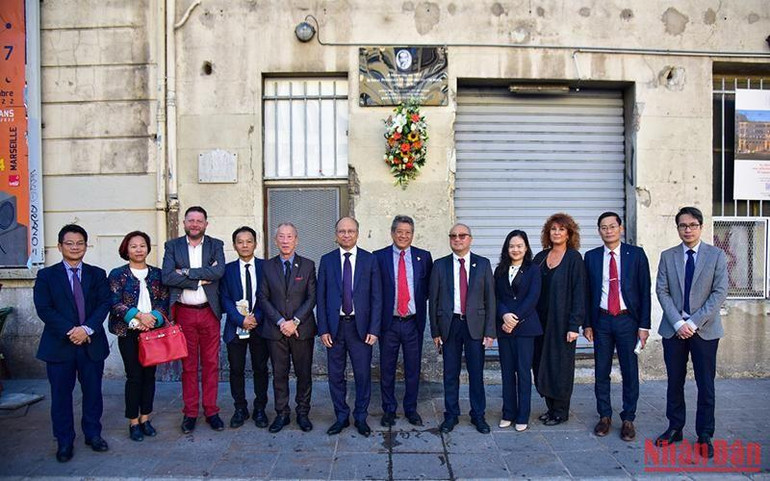 Đại sứ Đinh Toàn Thắng cùng đoàn công tác tới dâng hoa tại biển tưởng niệm Chủ tịch Hồ Chí Minh ở Marseille. (Ảnh: MINH DUY)