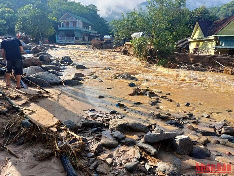 Suối Huồi Giảng vẫn đang hung dữ.