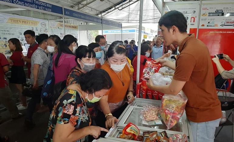 Người tiêu dùng mua hàng hóa tại hội chợ.