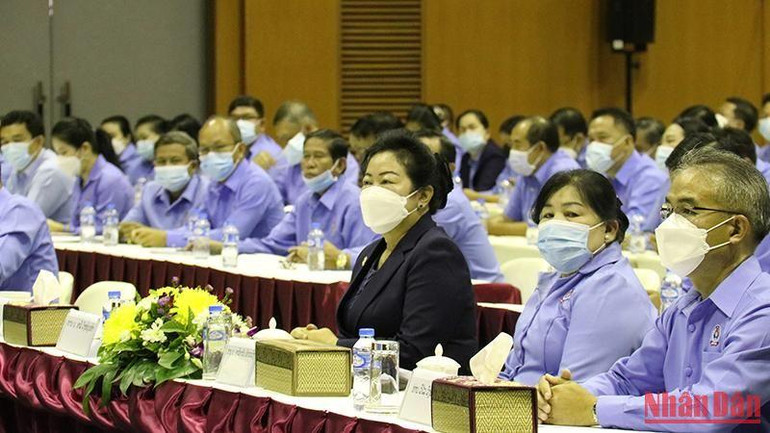 Chủ tịch Trung ương Công đoàn Lào Alyvongno Buntham (áo đen) cùng các đại biểu tại buổi nói chuyện. (Ảnh: Duy Toàn)