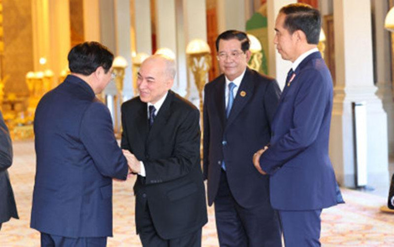 Thủ tướng Chính phủ Phạm Minh Chính và Quốc vương Campuchia Norodom Sihamoni tại cuộc tiếp kiến.