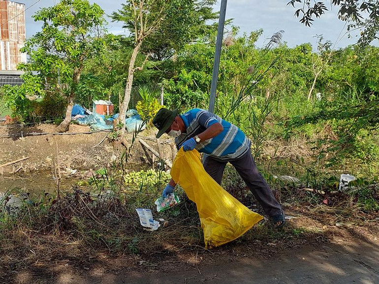 Nông dân ấp Khánh Nghĩa, xã Tân Khánh Đông thu gom vỏ bao thuốc bảo vệ thực vật sau sử dụng.