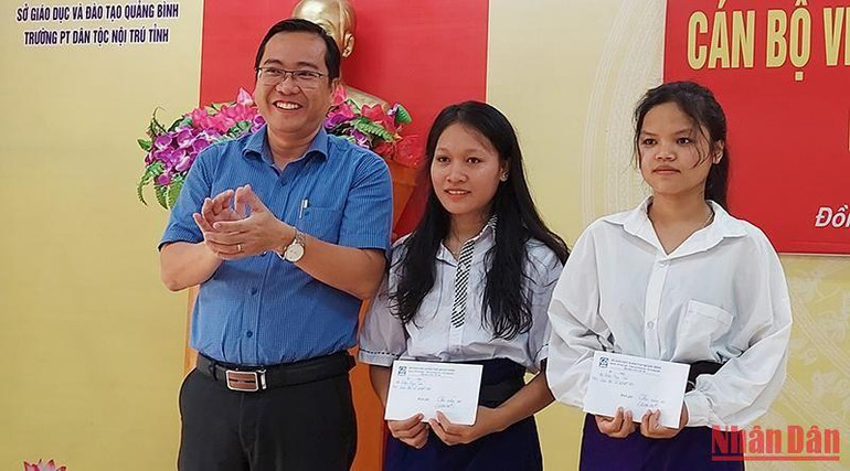 Đại diện Sở Giáo dục và Đào tạo Quảng Bình tặng quà cho 2 nữ sinh dân tộc thiểu số trúng tuyển đại học. Đại diện Sở Giáo dục và Đào tạo Quảng Bình tặng quà cho 2 nữ sinh dân tộc thiểu số trúng tuyển đại học.