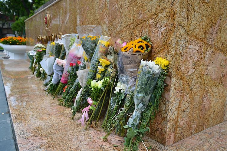 Nhiều bó hoa tươi được người dân Thủ đô đặt dưới chân tượng đài thay cho lời tri ân với những người anh hùng vừa nằm xuống.