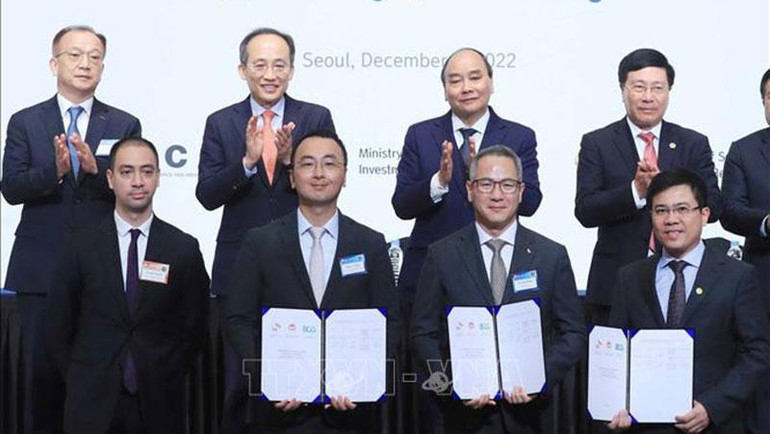 Chủ tịch nước Nguyễn Xuân Phúc và Phó Thủ tướng Hàn Quốc Choo Kyung-ho chứng kiến lễ trao biên bản hợp tác giữa các doanh nghiệp hai nước. (Ảnh: Thống Nhất/ TTXVN)