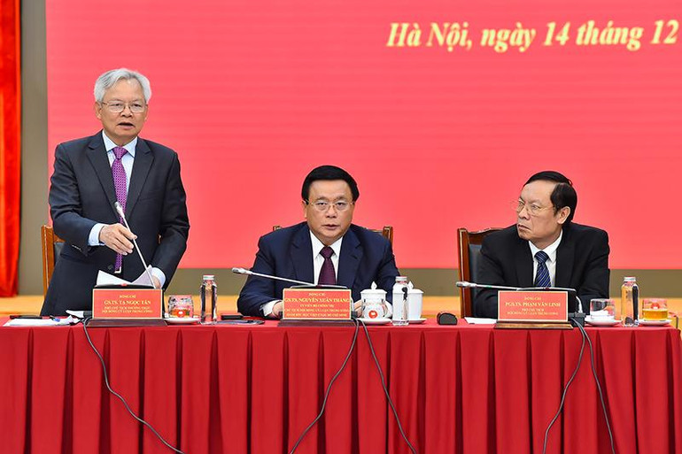 Giáo sư, Tiến sĩ Tạ Ngọc Tấn, Phó Chủ tịch Thường trực Hội đồng Lý luận Trung ương điều hành các nội dung thảo luận của kỳ họp. Giáo sư, Tiến sĩ Tạ Ngọc Tấn, Phó Chủ tịch Thường trực Hội đồng Lý luận Trung ương điều hành các nội dung thảo luận của kỳ họp.