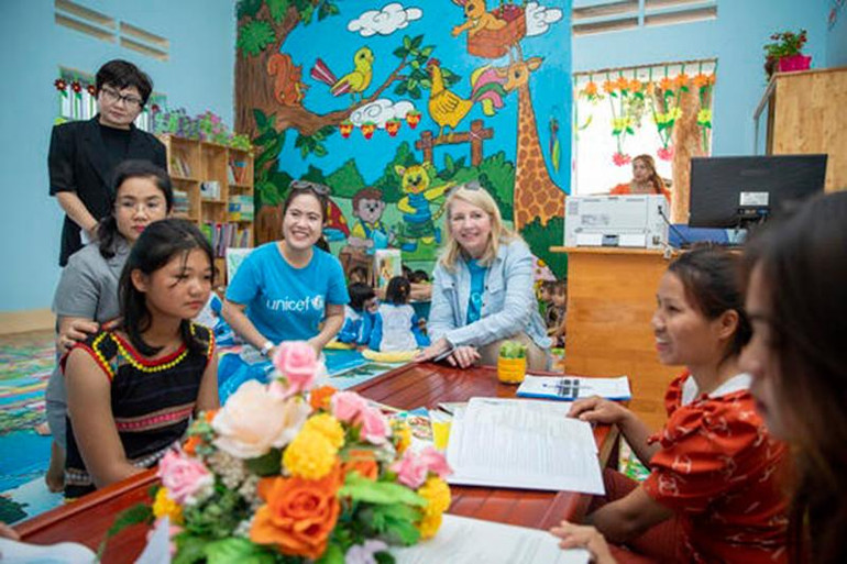 Bà Catherine Russell ở Gia Lai trong chuyến thăm và làm việc tại Việt Nam. (Ảnh: UNICEF) Bà Catherine Russell ở Gia Lai trong chuyến thăm và làm việc tại Việt Nam. (Ảnh: UNICEF)