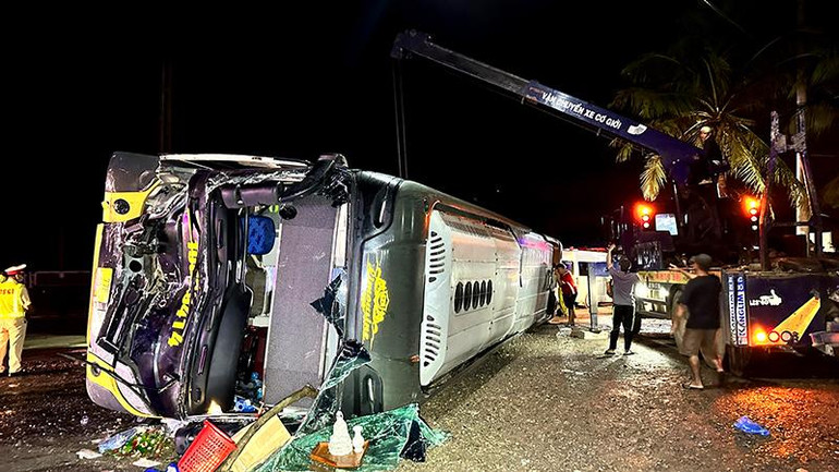 Xe cẩu được điều động tới hiện trường để giải cứu nạn nhân còn mắc kẹt trong xe. Xe cẩu được điều động tới hiện trường để giải cứu nạn nhân còn mắc kẹt trong xe.