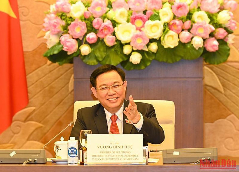 Chủ tịch Quốc hội Vương Đình Huệ nồng nhiệt chào mừng các đại biểu Ban Thanh niên Đảng Dân chủ tự do Nhật Bản nhân chuyến thăm Việt Nam.